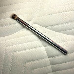 IT Cosmetics Flawless All-Over Shadow Brush